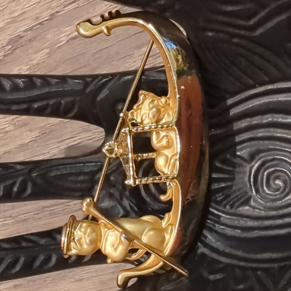 Vintage Gold Matte Cat Gondola Brooch